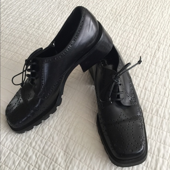 Joan Helpern Signature hand made black leather oxford shoes. - Picture 8 of 10